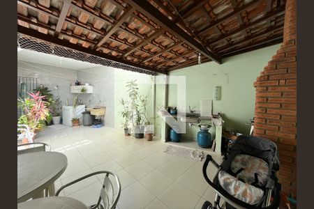 Casa à venda com 191m², 3 quartos e 3 vagas Casa à venda com 191m², 3 quartos e 3 vagasÁrea externa