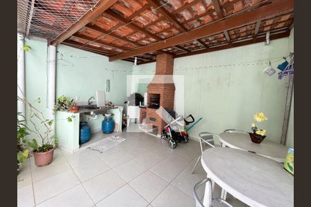 Casa à venda com 191m², 3 quartos e 3 vagas Casa à venda com 191m², 3 quartos e 3 vagasÁrea externa