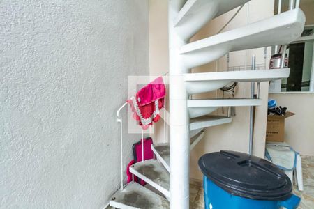 Casa à venda com 180m², 3 quartos e 2 vagas Casa à venda com 180m², 3 quartos e 2 vagasEscada