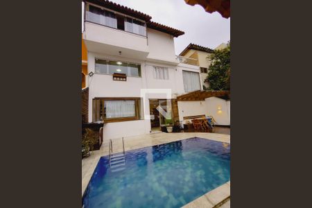 Casa à venda com 380m², 3 quartos e 3 vagasFachada Fundos 