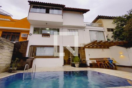 Casa à venda com 380m², 3 quartos e 3 vagasFachada Fundos 