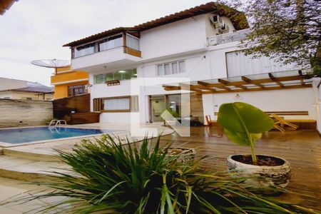 Casa à venda com 380m², 3 quartos e 3 vagasFachada Fundos 