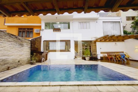 Casa à venda com 380m², 3 quartos e 3 vagasFachada Fundos 