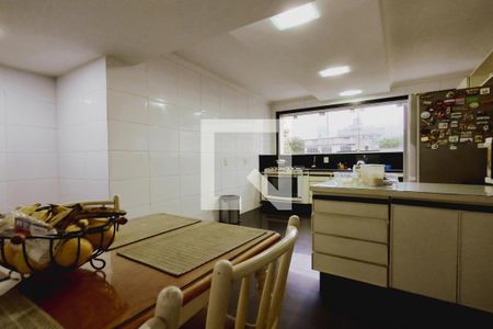 Casa à venda com 380m², 3 quartos e 3 vagasCozinha - Armários