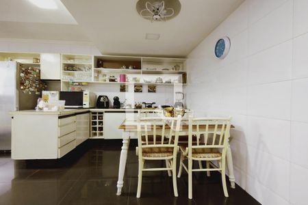 Casa à venda com 380m², 3 quartos e 3 vagasCozinha - Armários