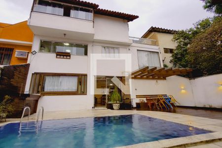 Casa à venda com 380m², 3 quartos e 3 vagasFachada Fundos 