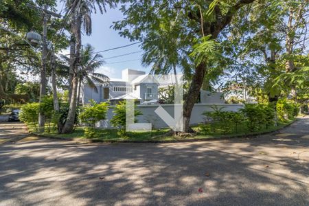 Casa de condomínio à venda com 1000m², 8 quartos e 4 vagas Casa de condomínio à venda com 1000m², 8 quartos e 4 vagasFachada