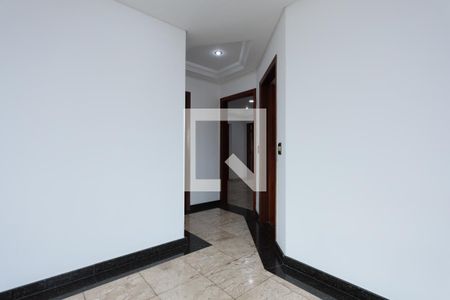 Corredor de apartamento à venda com 3 quartos, 220m² em Parque Renato Maia, Guarulhos