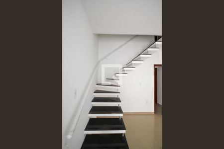 Escada de casa para alugar com 2 quartos, 68m² em Heliópolis, Belford Roxo