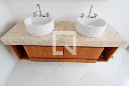 Casa de condomínio para alugar com 310m², 3 quartos e 2 vagasBanheiro da Suíte 1