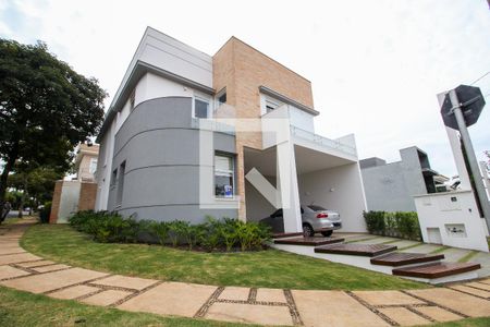 Casa de condomínio para alugar com 310m², 3 quartos e 2 vagasFachada