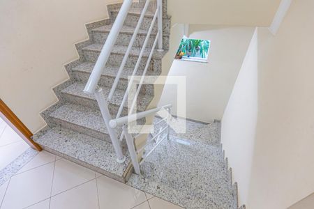 Casa à venda com 243m², 3 quartos e 5 vagas Casa à venda com 243m², 3 quartos e 5 vagasEscada Garagem