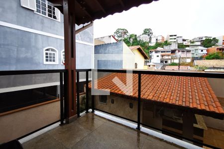 Casa à venda com 220m², 3 quartos e 4 vagas Casa à venda com 220m², 3 quartos e 4 vagasVaranda