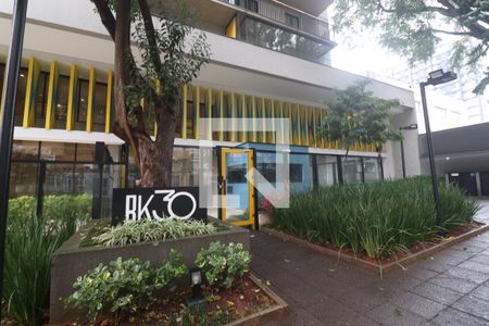 Apartamento para alugar com 40m², 1 quarto e 1 vagaFachada do condomínio. 