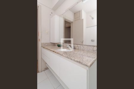 Banheiro da Suíte de apartamento à venda com 3 quartos, 145m² em Independência, Porto Alegre