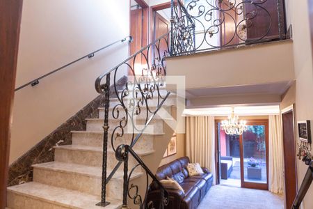 Casa para alugar com 300m², 4 quartos e 4 vagas Casa para alugar com 300m², 4 quartos e 4 vagasEscada