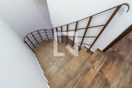 Casa à venda com 112m², 4 quartos e 1 vaga Casa à venda com 112m², 4 quartos e 1 vagaEscada