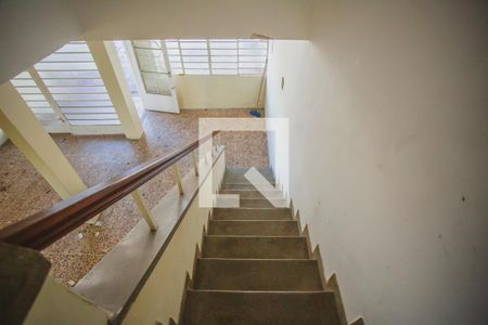 Casa para alugar com 250m², 4 quartos e 2 vagas Casa para alugar com 250m², 4 quartos e 2 vagasEscadas