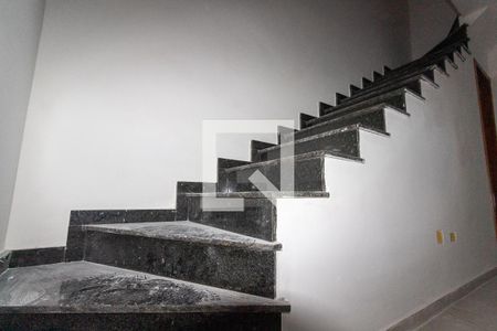 Escada de casa de condomínio para alugar com 2 quartos, 57m² em Parque Boturussu, São Paulo