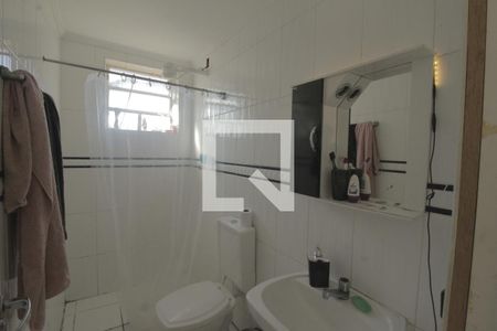 Banheiro de apartamento para alugar com 1 quarto, 53m² em São Sebastião, Porto Alegre