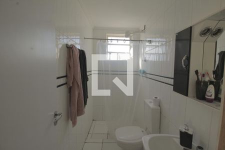 Banheiro de apartamento para alugar com 1 quarto, 53m² em São Sebastião, Porto Alegre