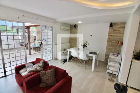 Sala de casa de condomínio à venda com 3 quartos, 118m² em Vargem Pequena, Rio de Janeiro