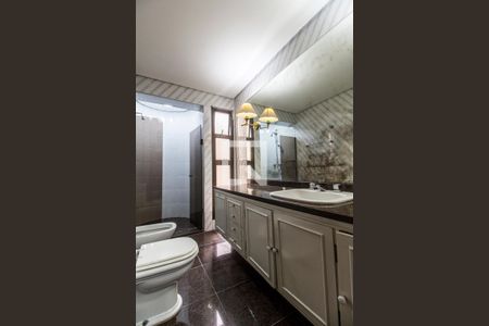 Apartamento à venda com 395m², 2 quartos e 3 vagasBanheiro da Suíte