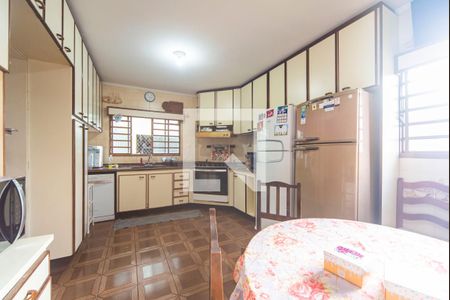 Casa à venda com 470m², 8 quartos e 7 vagasCozinha 