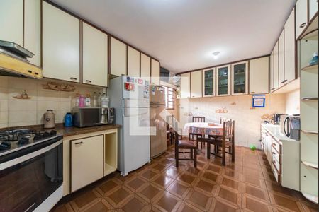 Casa à venda com 470m², 8 quartos e 7 vagasCozinha 