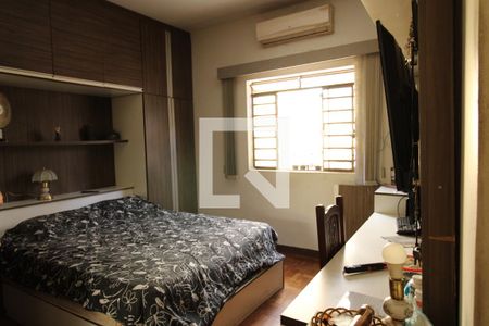 Casa à venda com 332m², 4 quartos e 1 vagaSuíte 2