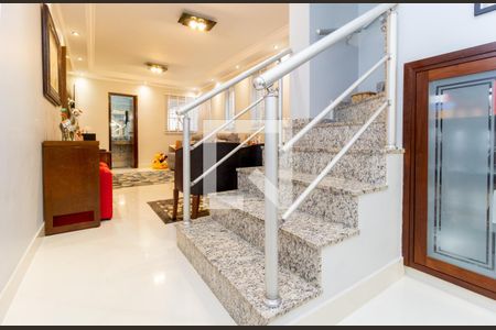 Casa à venda com 170m², 3 quartos e 4 vagasEscada