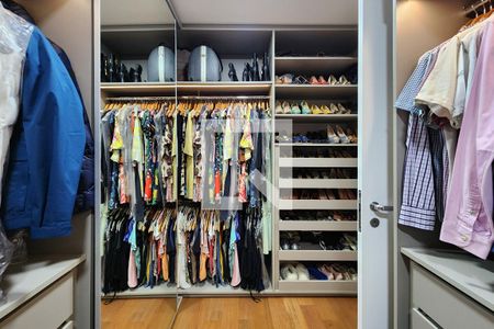 Apartamento à venda com 239m², 3 quartos e 6 vagas Apartamento à venda com 239m², 3 quartos e 6 vagasCloset