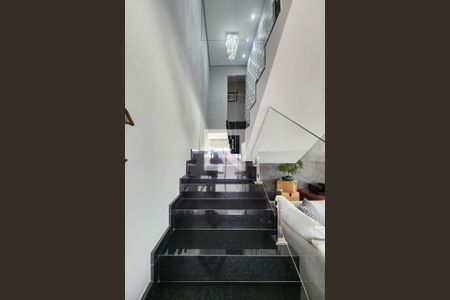 Apartamento à venda com 239m², 3 quartos e 6 vagas Apartamento à venda com 239m², 3 quartos e 6 vagasEscada Acesso Piso 2