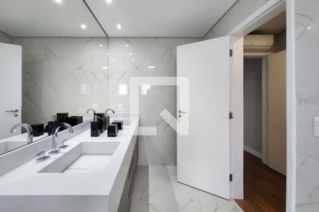 Apartamento à venda com 239m², 3 quartos e 6 vagas Apartamento à venda com 239m², 3 quartos e 6 vagasBanheiro da Suíte 2