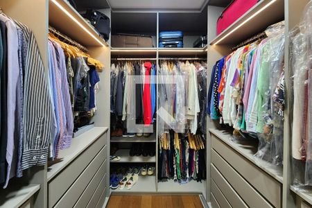 Apartamento à venda com 239m², 3 quartos e 6 vagas Apartamento à venda com 239m², 3 quartos e 6 vagasCloset