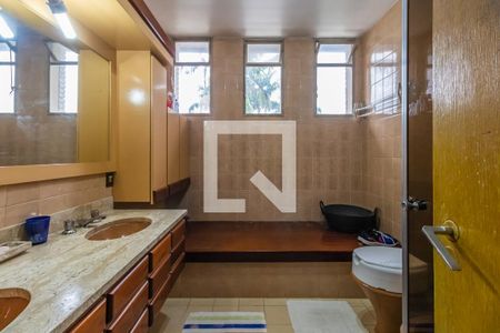 Casa de condomínio à venda com 400m², 5 quartos e 5 vagas Casa de condomínio à venda com 400m², 5 quartos e 5 vagasBanheiro da Suíte 1