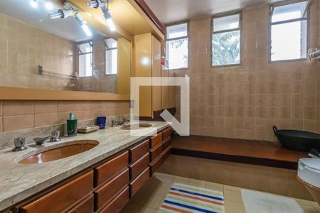 Casa de condomínio à venda com 400m², 5 quartos e 5 vagas Casa de condomínio à venda com 400m², 5 quartos e 5 vagasBanheiro da Suíte 1