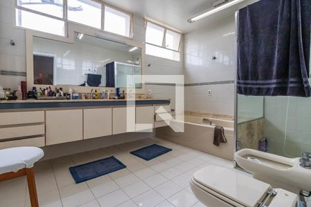 Casa de condomínio à venda com 400m², 5 quartos e 5 vagas Casa de condomínio à venda com 400m², 5 quartos e 5 vagasBanheiro da Suíte 5