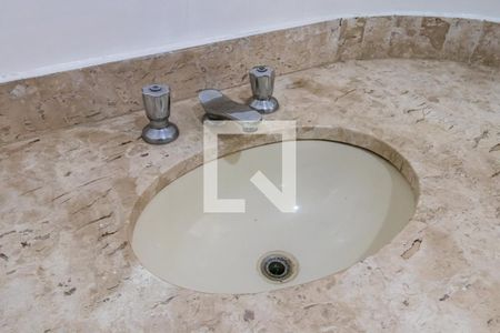 Casa de condomínio à venda com 400m², 5 quartos e 5 vagas Casa de condomínio à venda com 400m², 5 quartos e 5 vagasBanheiro da Suíte 2