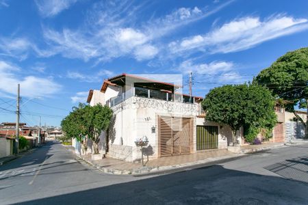 Casa à venda com 270m², 9 quartos e 3 vagasFachada