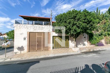 Casa à venda com 270m², 9 quartos e 3 vagasFachada