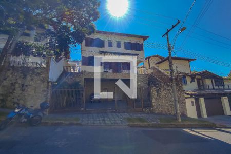 Casa para alugar com 352m², 6 quartos e 6 vagas Casa para alugar com 352m², 6 quartos e 6 vagasFachada