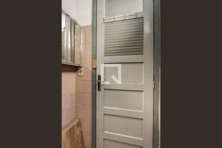 Banheiro de serviço de apartamento à venda com 3 quartos, 84m² em Auxiliadora, Porto Alegre