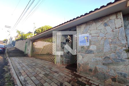 Casa para alugar com 150m², 4 quartos e 3 vagas Casa para alugar com 150m², 4 quartos e 3 vagasFachada