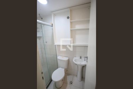 Banheiro de kitnet/studio para alugar com 1 quarto, 30m² em Curicica, Rio de Janeiro