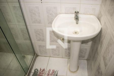 Banheiro de kitnet/studio para alugar com 1 quarto, 43m² em Praia do Flamengo, Salvador