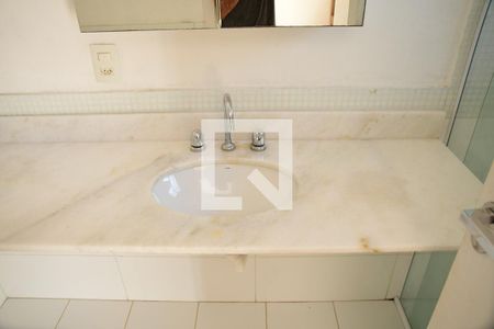 Casa de condomínio para alugar com 200m², 4 quartos e 2 vagasBanheiro da Suíte