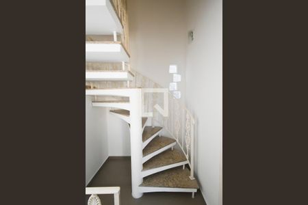 Casa de condomínio à venda com 432m², 3 quartos e 3 vagas Casa de condomínio à venda com 432m², 3 quartos e 3 vagasEscada