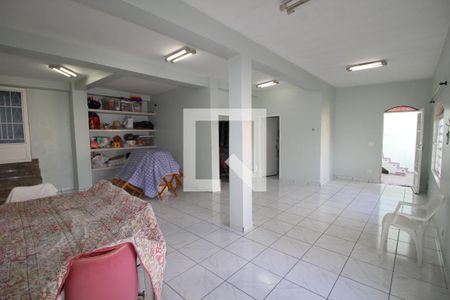 Casa à venda com 300m², 3 quartos e 4 vagasSalão