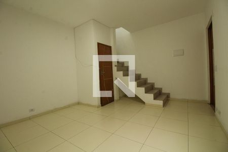 Sala de casa de condomínio para alugar com 2 quartos, 45m² em Vila Nivi, São Paulo
